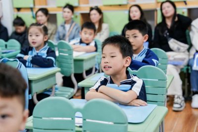 “家校共创成长空间”——哈尔滨剑桥学院附属小学校“爸妈课堂+博士进校园”活动