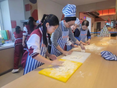 大学初印象之——齐聚共享厨房，“捏”出劳动之美